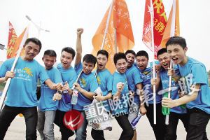 小伙子们快乐行走在涪陵滨江路上