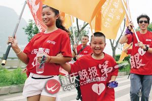 何嘉阳小朋友陪着妈妈前来行走