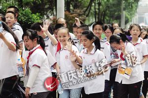 学生们积极参与这次禁毒宣传活动