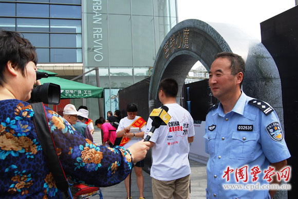 朝阳禁毒办相关负责同志接受媒体采访。杨彬 摄