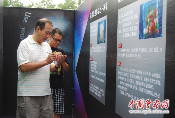 群众在迷宫中填写答题卡。杨彬 摄