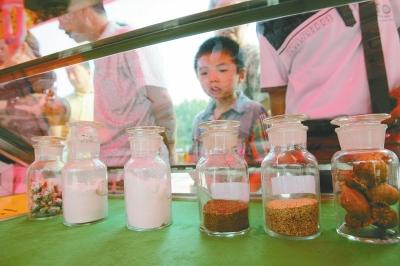 市民在参观毒品实物展示