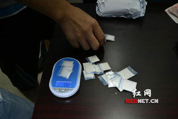 民警对毒品进行称重。