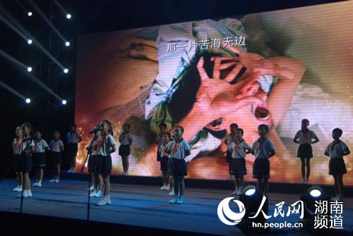 晚会现场潭阳小学学生在演唱歌曲《呼唤》