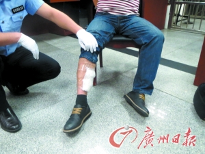 疑犯在小腿内侧藏“冰毒”被警方查获。