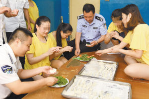 在监区，见到了亲人吃上了饺子