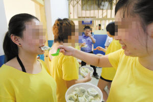 在监区，见到了亲人吃上了饺子