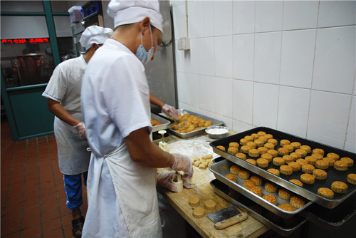 图为老王正在为戒毒所学员们制作月饼，他将为学员们准备四种样式、五种口味的月饼共一千多个