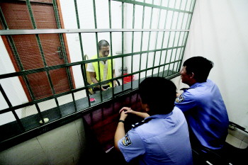 犯罪嫌疑人纪某在接受审讯。 本报记者 杨广帅 摄