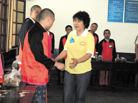 张国庆(前右)所在的天剑社区“妈妈禁毒联盟”深入强制戒毒所开展帮教工作。资料图片