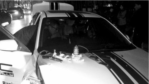 沈阳街头警匪片:警察驾车追捕毒贩连撞7车