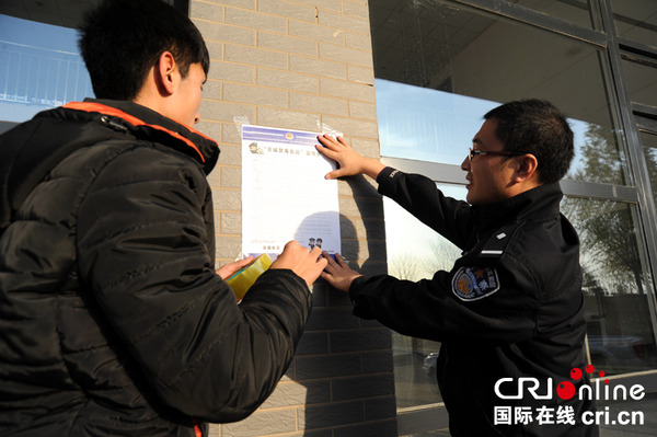 缉毒民警张贴禁毒宣传单 摄影杨浩战