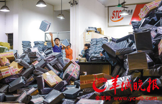 ↑寄递行业在给人们生活提供了便利的同时也衍生出各种弊病