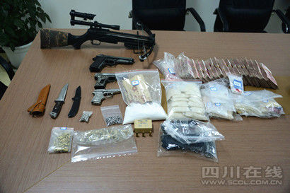 搜出的毒品及武器
