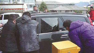 上图:民警将嫌疑人车辆团团围住。