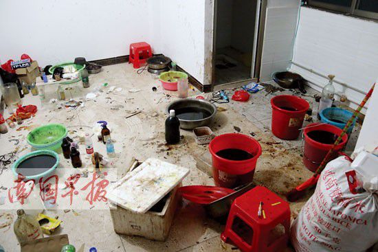 制毒现场脏乱不堪。
