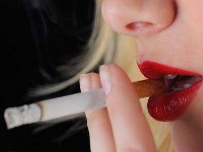 18岁双胞胎姐妹吸毒成瘾 为毒品委身毒贩做情人