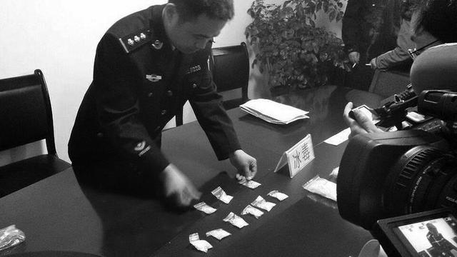 男子赌场欠巨债贩毒来&ldquo;创收&rdquo; 匕首刺伤民警 