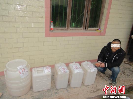 嫌疑人指认毒品。 重庆禁毒总队供图 摄