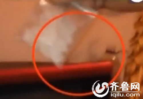 嫌疑人所藏冰毒(视频截图)