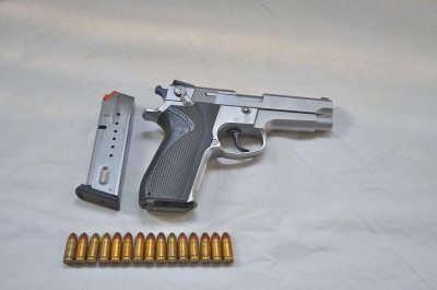 收缴的手枪和子弹