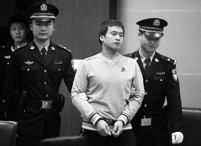 今天上午，29岁的李某被带上法庭 摄/法制晚报记者 曹博远