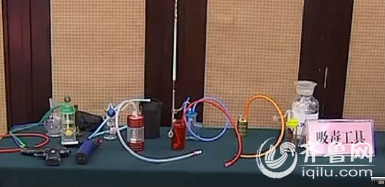 缴获的各种吸毒工具（视频截图）