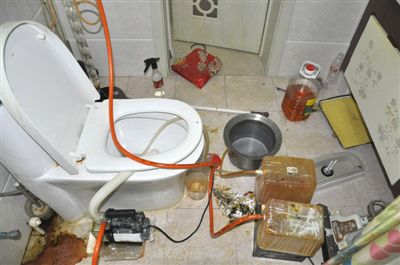 2014年11月以来,王某纠集刘某等人为圆“发财梦”,上演真实版“绝命毒师”—在齐齐哈尔通过化学合成的方式制造毒品甲卡西酮,俗称“丧尸药”。近日,齐齐哈尔龙沙公安分局摧毁一个制毒加工厂,随后循线追踪制毒材料源头,在南方某市摧毁一专门制售丧尸药的冰毒加工厂。