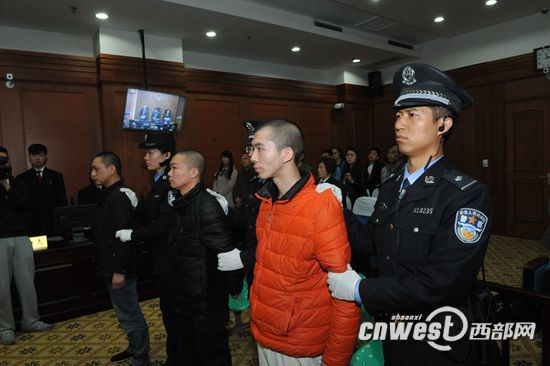 三人出租屋内商议贩毒,