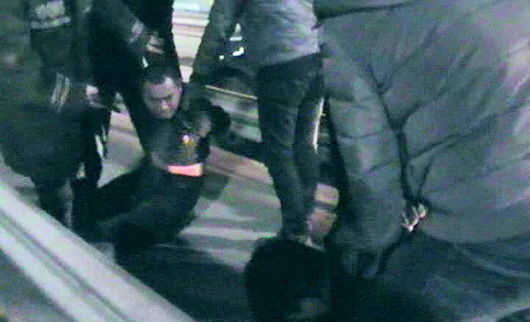 在高速路口,毒贩被警方控制。警方视频截图