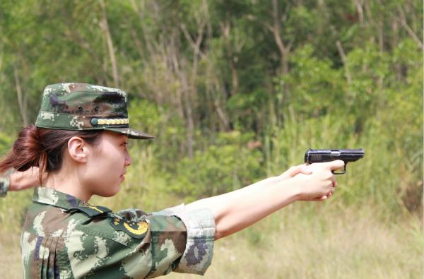 图为巾帼不让须眉,女干部也在接受训练。