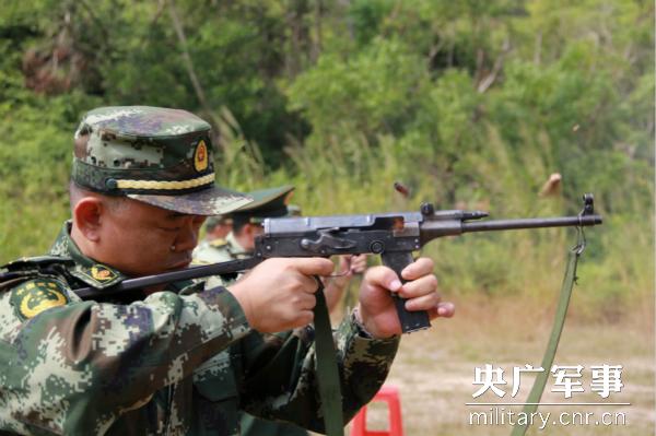 图为团职干部参与射击训练。