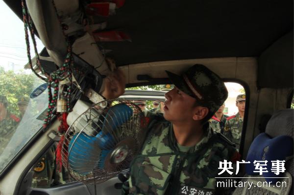 图为查车培训被搬进卡点，官兵接受直观培训。
