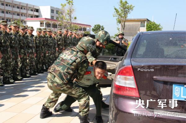 图为查车培训被搬进卡点，官兵接受直观培训。