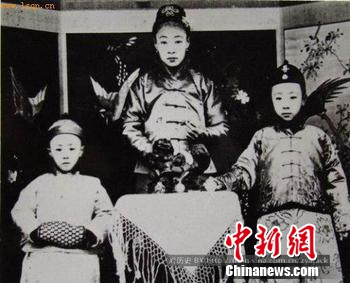 溥仪生母瓜尔佳幼兰（中）左为溥杰、右为溥仪 贾英华供图