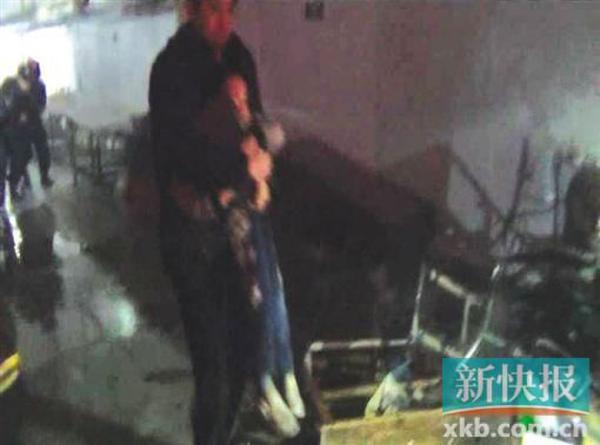 吸毒男劫持亲生子 放火烧毁妻子工厂