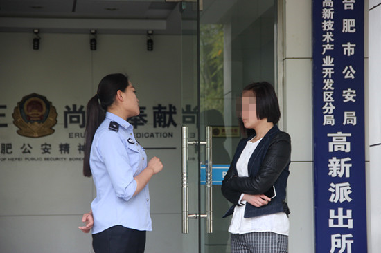 除协助禁毒外，杨小淮还负责接待来访的市民，帮助解答难题。