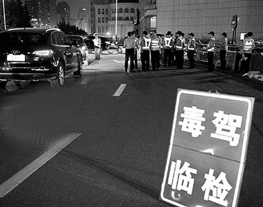 对于毒品的检测，传统的检测方法是尿检，这就给路边筛查带来很大困难。