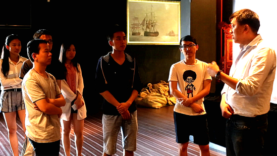 北大学生参观展厅