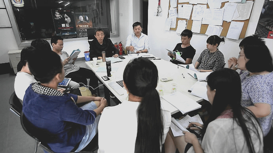 基地项目负责人与师生讨论调研报告