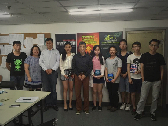 禁毒基地曲晓光副主任向北大团委赠送禁毒光盘