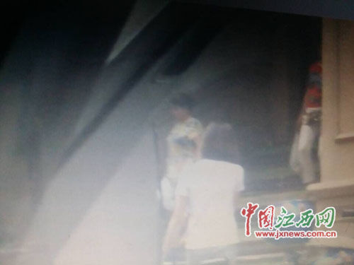 民警在跟踪时拍摄的视频截图