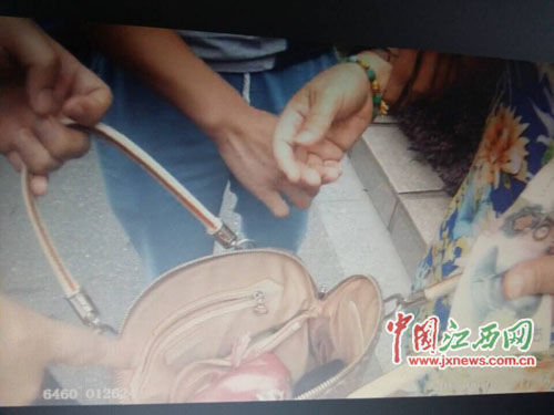 抓捕现场,警方从“百折”的包内搜出疑似毒品的物体