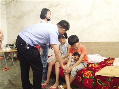 临泉县公安局分管领导看望三姐弟