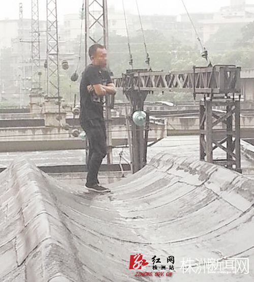 男子吸毒致幻后爬上十多米高的雨棚，身旁是高压电网 通讯员 供图