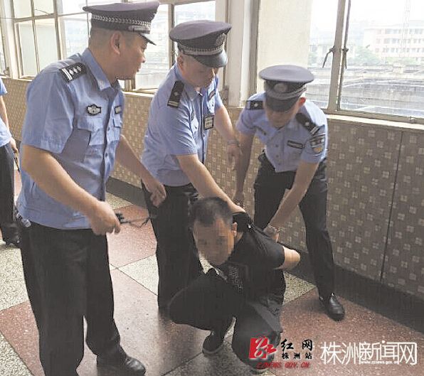 冯某被铁警救下后，因吸毒和扰乱单位秩序被处行政拘留20日。通讯员 供图