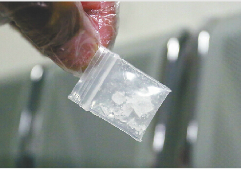 济南查获今年首例“毒驾”案 男子后备厢藏1克冰毒