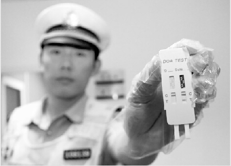 济南查获今年首例“毒驾”案 男子后备厢藏1克冰毒