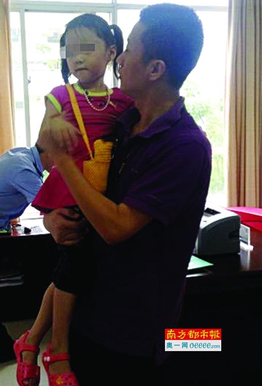 点点来到派出所，一直很关心她的王警官抱起她。