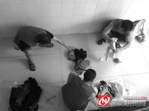 亲朋好友送进戒毒所的一应生活用品特别是衣物,都要经过严格检查。(杨林斌 摄)